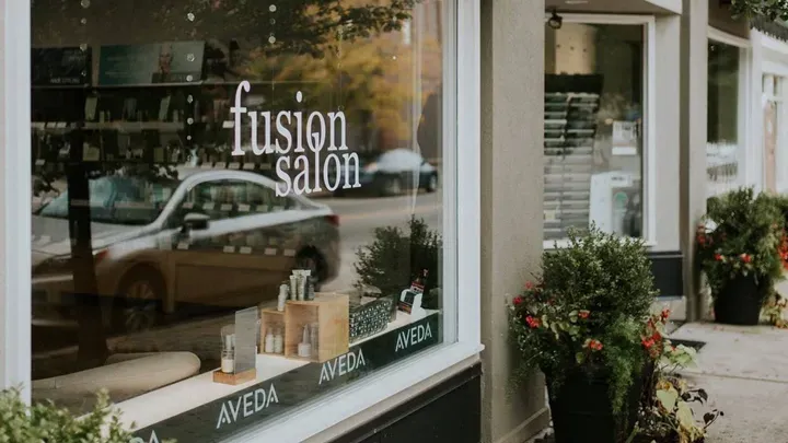 https://cdn.salonspotlight.com/photos/ADYs4p5zhIhuGQjg9wrU/ab1e3726-d3c5-4f1b-bb12-413b2a58424e_720x720