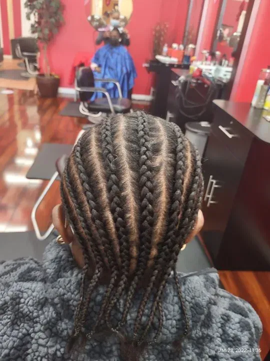 https://cdn.salonspotlight.com/photos/AFqV0gxZO4NWLB13exvm/77a01957-0db8-4ee7-b405-a24551b874d0_720x720