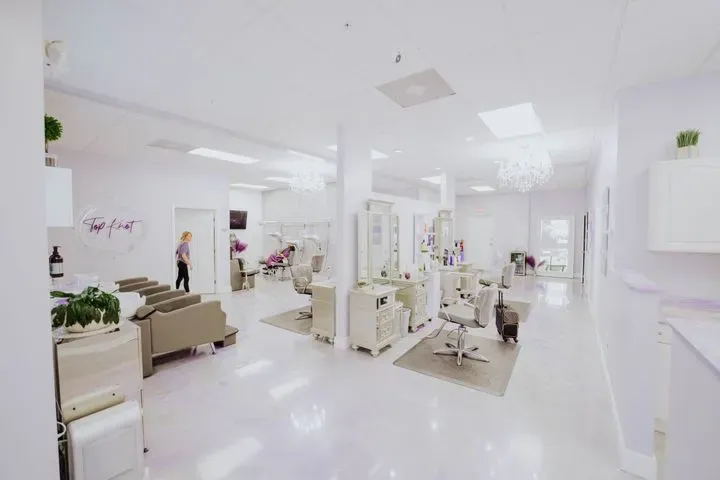 https://cdn.salonspotlight.com/photos/AH8zjGgqluc6n1jIK8bY/6bbb2b30-1732-4f16-85f9-c48e753cb67c_720x720