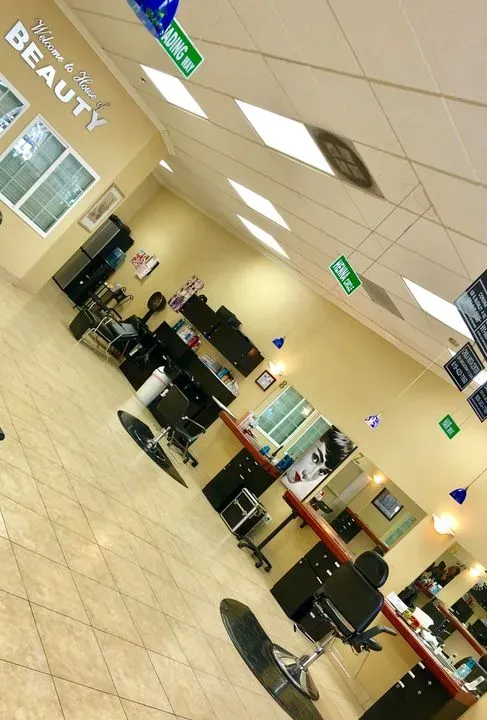 https://cdn.salonspotlight.com/photos/AHBYMjZRyU4C6reO4bhW/02e76096-d50c-4e9c-8dba-9faee4c0a7cf_720x720