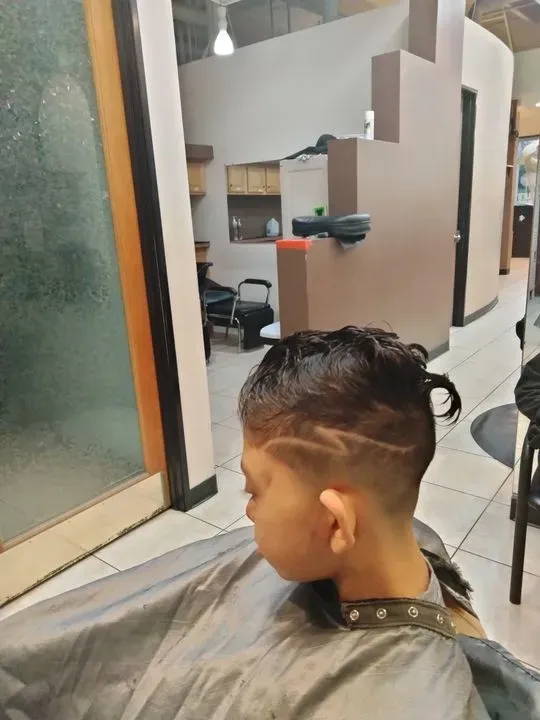 https://cdn.salonspotlight.com/photos/AHBYMjZRyU4C6reO4bhW/c1b2921e-73db-4ddc-9a66-ac6be50db19b_720x720