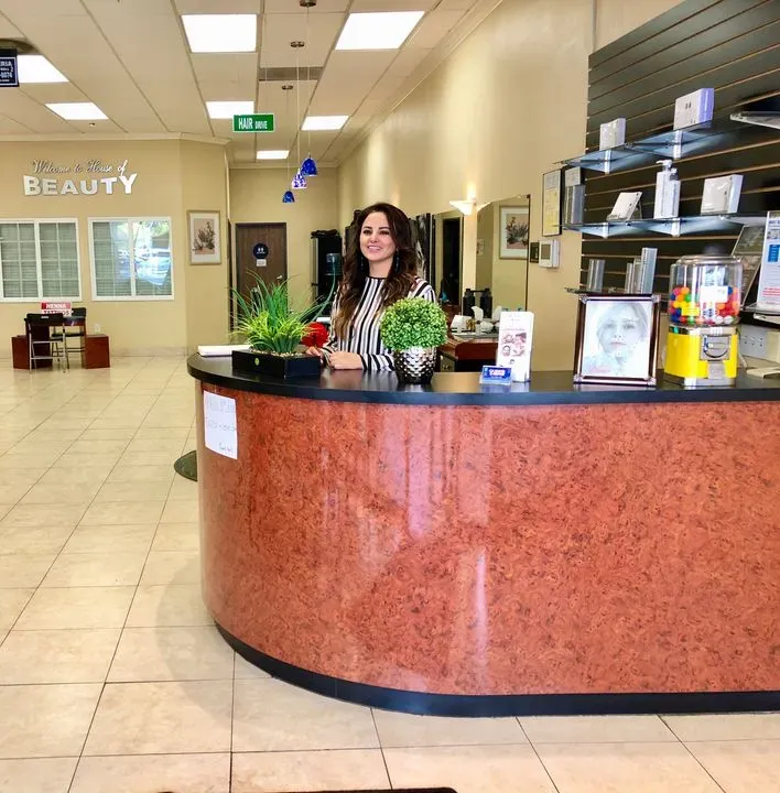 https://cdn.salonspotlight.com/photos/AHBYMjZRyU4C6reO4bhW/e7ffd676-8b8d-4430-b39e-fa5300b26453_720x720