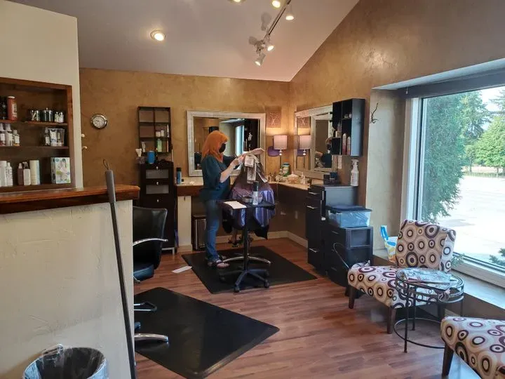 https://cdn.salonspotlight.com/photos/AHWunyFXmbOKgoQiWoee/0b669ade-b78a-4edb-9c4b-8e0389030ba5_720x720