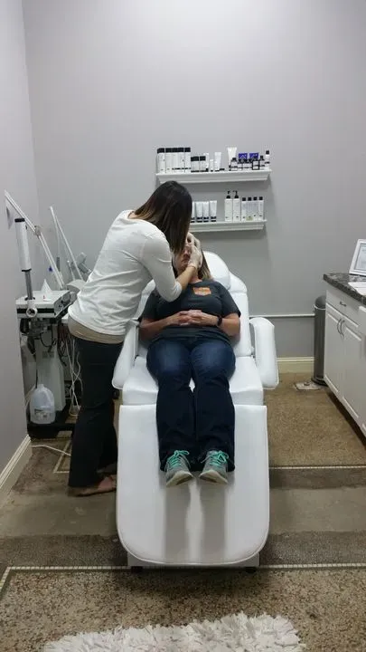 https://cdn.salonspotlight.com/photos/AHZkvLdhgTbNVjjewmyt/2e48ea05-de0e-4d1d-91dc-0c8d0f04b101_720x720
