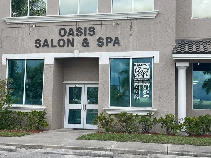https://cdn.salonspotlight.com/photos/AKZsoXbfxDVkruS4LtDS/0fbfc0c3-4f5f-4e15-a6dc-a7b07975fa6c_720x720