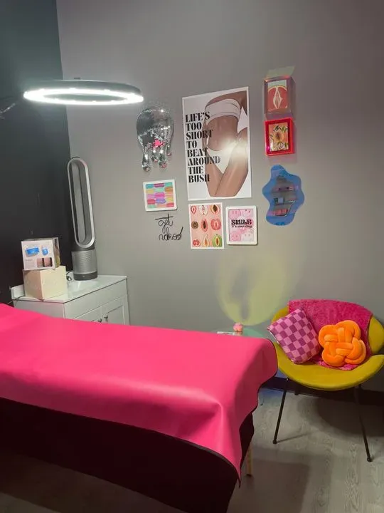 https://cdn.salonspotlight.com/photos/AKciG11iUCqmWC0jSgGg/bb4eca50-f69a-4614-97cd-0651782d2827_720x720