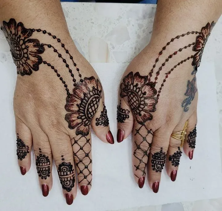 https://cdn.salonspotlight.com/photos/AMaK7dF7FIPrhgJ9X6jN/d0137c63-30cc-4d54-8433-5cac3717f2c4_720x720
