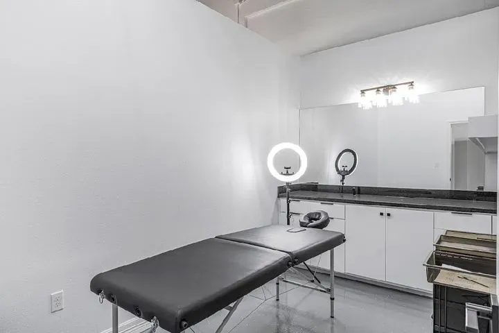 https://cdn.salonspotlight.com/photos/AMy350nZQJQ6jxAuZSzq/93ae3d7d-dc17-404d-8f77-af25cf3b46b9_720x720