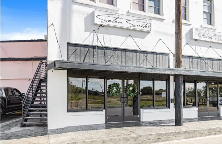 https://cdn.salonspotlight.com/photos/AMy350nZQJQ6jxAuZSzq/b5d09c26-e9de-4548-8088-82d3e03590b5_720x720