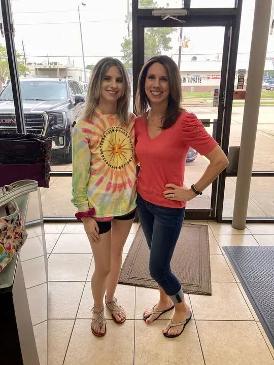 https://cdn.salonspotlight.com/photos/AO5orwzsv756NrT7bB21/f6ff78b0-282c-48ac-93d5-7ab916629498_720x720