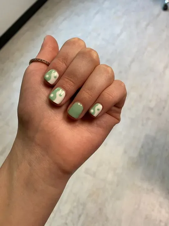 https://cdn.salonspotlight.com/photos/AQS6gI5jpQibBb3VallK/79bb8cc9-541d-4e47-bb56-0e0032423b25_720x720