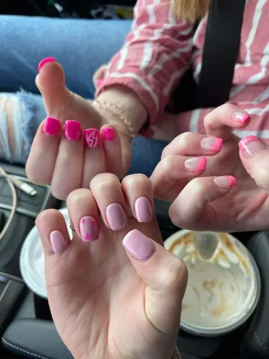 https://cdn.salonspotlight.com/photos/AQS6gI5jpQibBb3VallK/b770bb8f-52ba-4ee6-a74e-3726abce3246_720x720