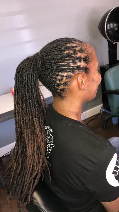 https://cdn.salonspotlight.com/photos/AR77cxBRhLgaoYlDzS8J/3aa39491-ad0f-43b1-a8b4-4a747a8d27fd_720x720