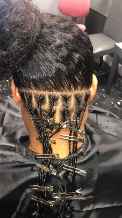 https://cdn.salonspotlight.com/photos/AR77cxBRhLgaoYlDzS8J/aaa5c094-3124-4b43-84c7-62c755e4e996_720x720