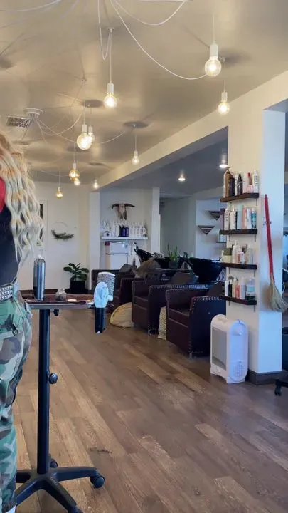 https://cdn.salonspotlight.com/photos/ASM1bltr2WRpqsJBOyxU/d6366fca-f487-4ec3-8c5b-0a478b272ea1_720x720