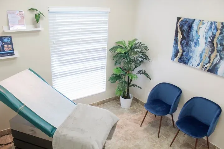 https://cdn.salonspotlight.com/photos/AV4lDAYSRBvIliwXlcaw/c3c80081-0a8f-44c0-8ca9-31a509a42a11_720x720