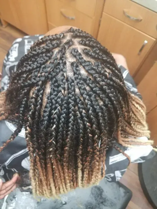 https://cdn.salonspotlight.com/photos/AW1VTD1IJunff6sDoOSc/3e924602-7916-4d1a-a307-d5461b155175_720x720