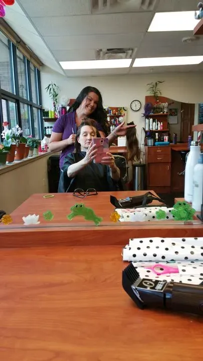 https://cdn.salonspotlight.com/photos/AYlgAzdx2081LZ5ITiSF/20348b78-fc1a-47f1-9291-9b7f7053e24d_720x720