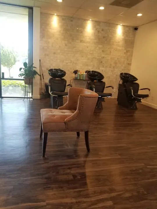 https://cdn.salonspotlight.com/photos/AaciH9cxFExVVCiVJ9Mr/bc34d48e-2565-4b63-969b-c473b64c7aaf_720x720