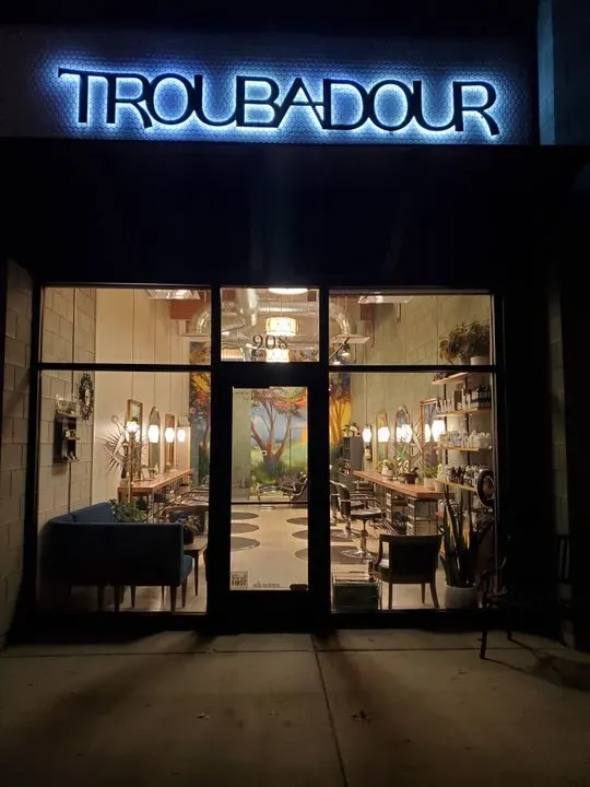 https://cdn.salonspotlight.com/photos/AacrLcx73eq5PK8iJcCq/362c5ae9-13fa-4153-9329-44182ae7e917_720x720