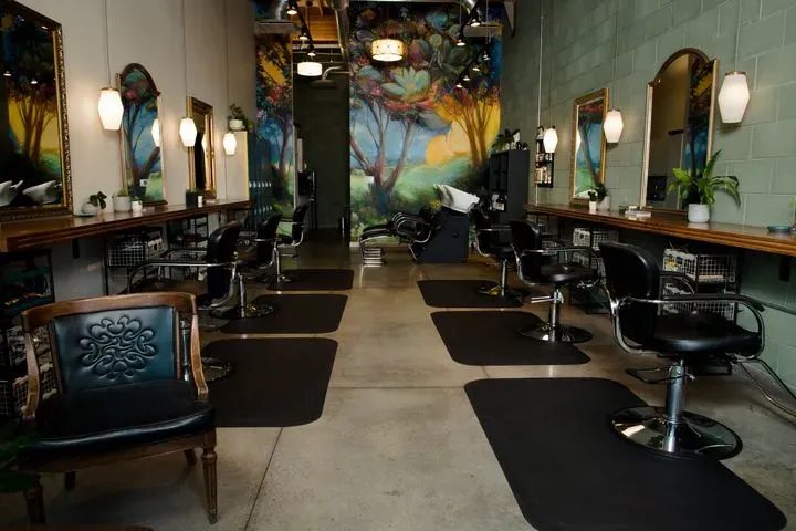 https://cdn.salonspotlight.com/photos/AacrLcx73eq5PK8iJcCq/55e6e04e-aff0-473f-be27-03980e9e9e79_720x720