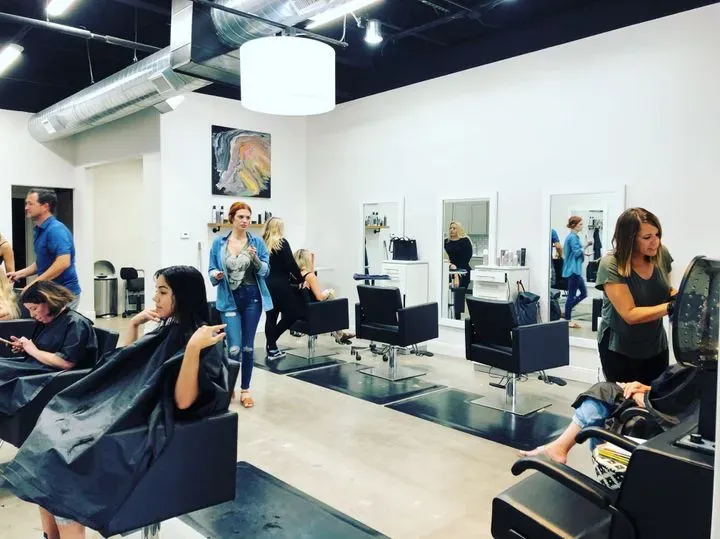 https://cdn.salonspotlight.com/photos/AeZcdLcnZXdGTEwxbkBq/afea55a7-14cd-43a7-ade7-bfa9fa36e829_720x720