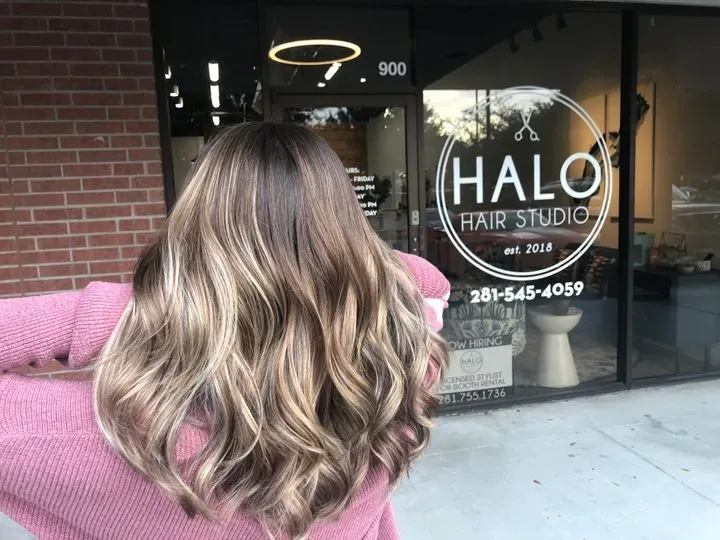 https://cdn.salonspotlight.com/photos/AeZcdLcnZXdGTEwxbkBq/ceef31a1-76f1-40a4-9f4d-240bd9043f32_720x720