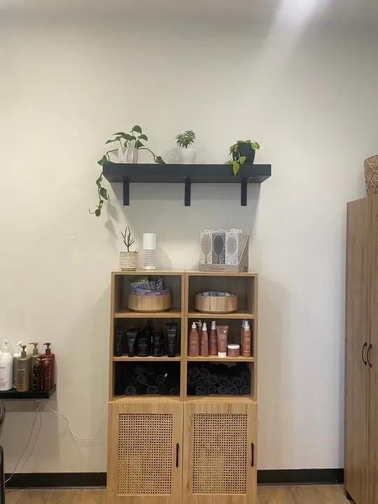 https://cdn.salonspotlight.com/photos/AgqeB21gGD3KkHnZmINV/10744e4b-fcd2-4c7a-aa5c-73502c253139_720x720