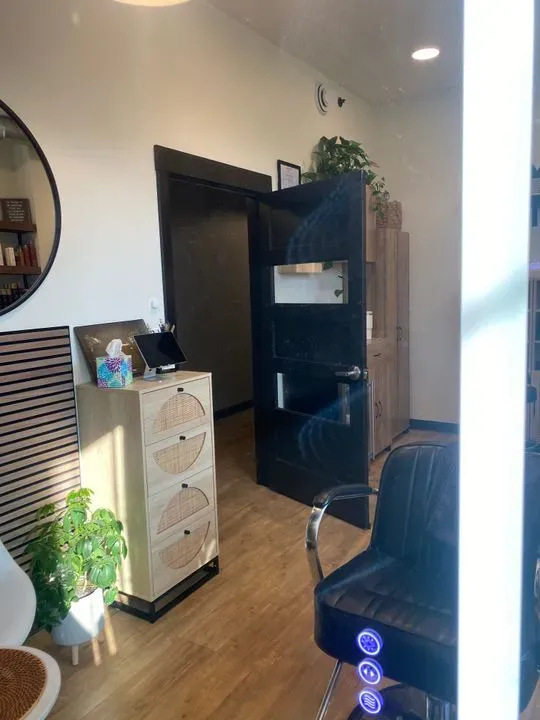 https://cdn.salonspotlight.com/photos/AgqeB21gGD3KkHnZmINV/f2eac336-e653-4e06-88d1-b4da908172d1_720x720