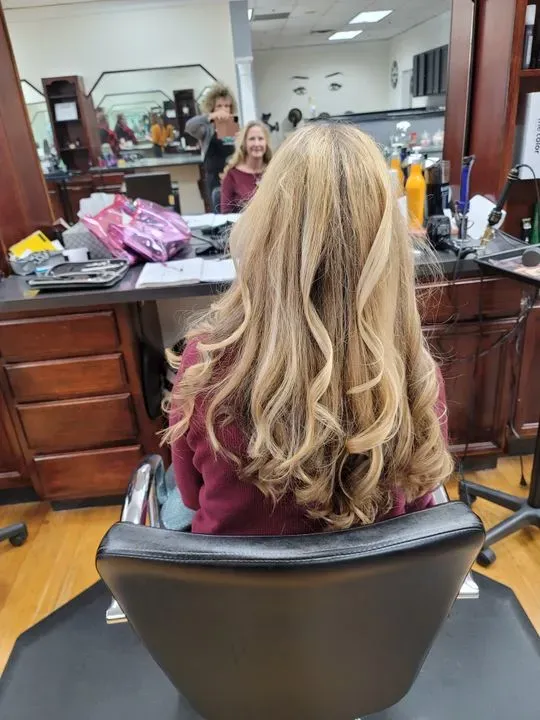 https://cdn.salonspotlight.com/photos/AhqHP3ipGThfiNrxUTkx/965ce948-9cc7-4752-8aef-72d2a5be831d_720x720