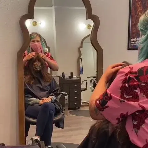 https://cdn.salonspotlight.com/photos/AiX7IhgaL2xnmr72Brb9/522c0f0a-5c20-47bc-bb60-a2739a8f2571_720x720