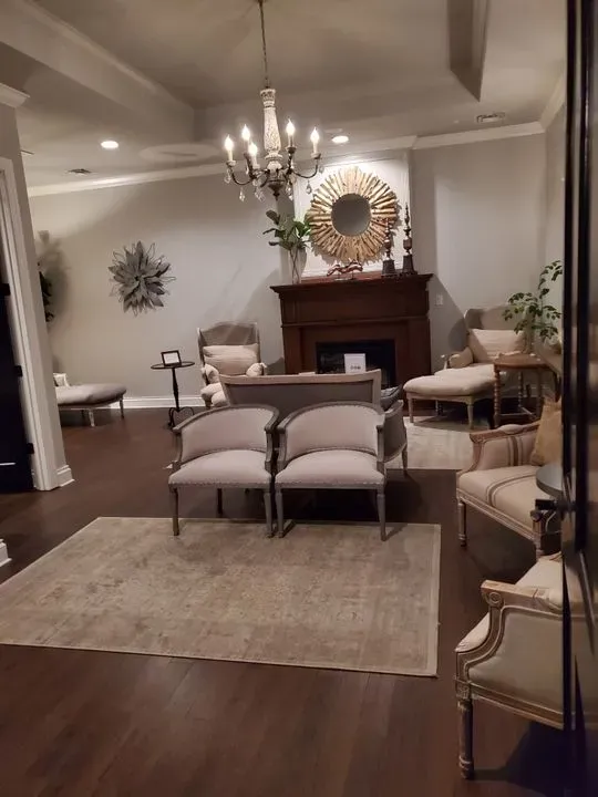 https://cdn.salonspotlight.com/photos/AiwXsupkNI4OnJEZ0qsc/483da9d2-fec0-4555-a667-5f8e6320aa49_720x720