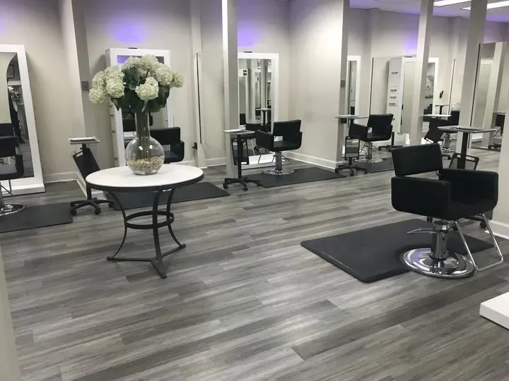 https://cdn.salonspotlight.com/photos/AjC1Hia7YRwi2cVixG4R/184819be-aa2e-4f8b-850e-ed8c82d9ef63_720x720