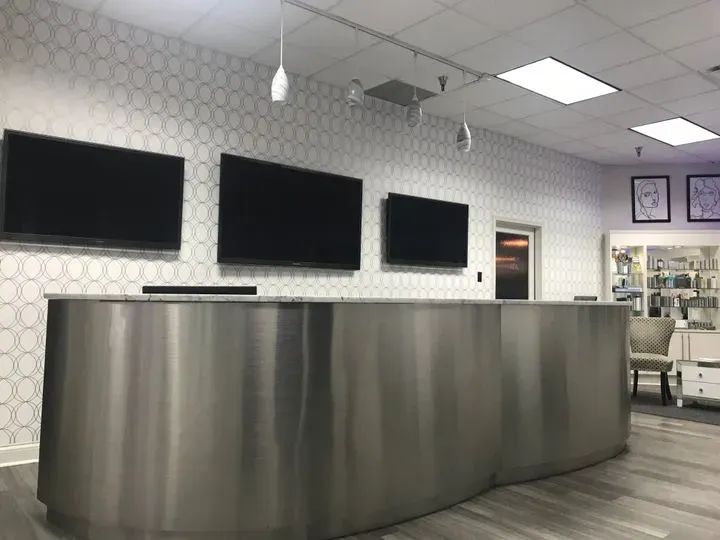 https://cdn.salonspotlight.com/photos/AjC1Hia7YRwi2cVixG4R/fbfb4297-58b3-4b03-bbe0-86296b1a18cd_720x720