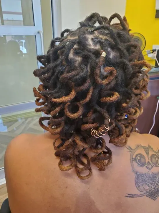 https://cdn.salonspotlight.com/photos/AkyxsEz1J5gzL5T62Tvu/100a7621-e709-4730-935a-1ac3534387d0_720x720