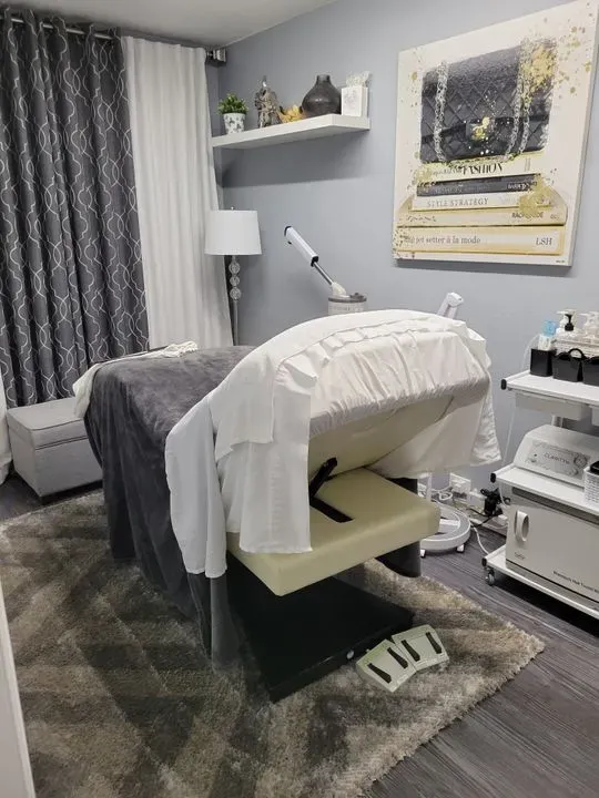 https://cdn.salonspotlight.com/photos/AlcysmNerbkqveVnycrs/43843e0c-c24c-4266-abaa-82c681869aaa_720x720