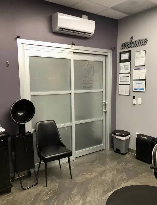 https://cdn.salonspotlight.com/photos/AmNbBIa6M78VAXWcOMVz/745fd2e0-6bb3-45a6-b57f-1b13aea2d36d_720x720