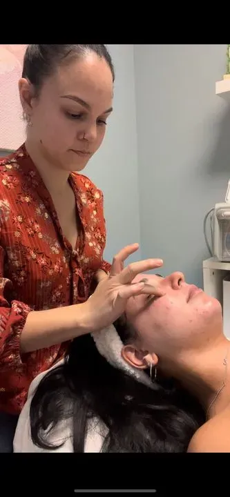 https://cdn.salonspotlight.com/photos/AprNAz9MofvpxveMwYdf/e653136e-cc18-45fa-8550-fb1e77059aa8_720x720