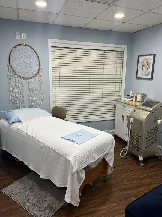 https://cdn.salonspotlight.com/photos/AqehG3wJADVYVGiKB048/1d400c82-4f8d-4f5a-a335-998bd87e6c68_720x720