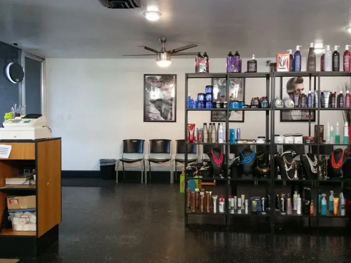 https://cdn.salonspotlight.com/photos/Ar9reOyELZIL5OSVSSCf/080c0b73-1aef-4264-822e-15ca5814b189_720x720