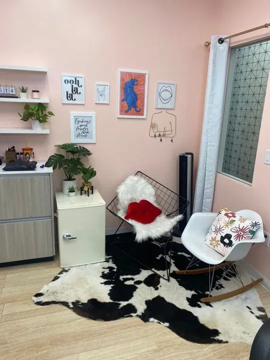 https://cdn.salonspotlight.com/photos/ArlcjE1BIcgXsX18BAYK/81bc6bd3-f2ee-45a4-9eea-42dfc4217fc5_720x720