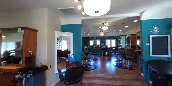 https://cdn.salonspotlight.com/photos/AuXjGLjbV0lnbwPwU7s2/bb680526-6052-4a23-9e7f-0969d2b85dbd_720x720