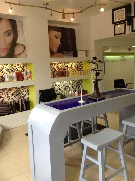https://cdn.salonspotlight.com/photos/Avtk2BHSfnTI9CQ2QVi3/6ca459f8-8407-4ba1-9624-35abda87316f_720x720