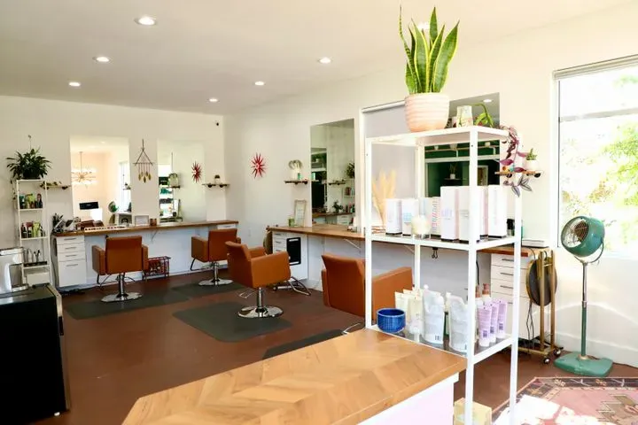 https://cdn.salonspotlight.com/photos/AweFF6WaxJ0gxYptkaqG/97741e1e-4cf4-4341-837b-8f00fed5a214_720x720