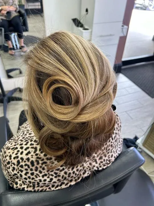 https://cdn.salonspotlight.com/photos/Ay9wteUpOrLhh8zB4Nic/08b42b91-9807-4155-a1a3-6cd83f07b04f_720x720