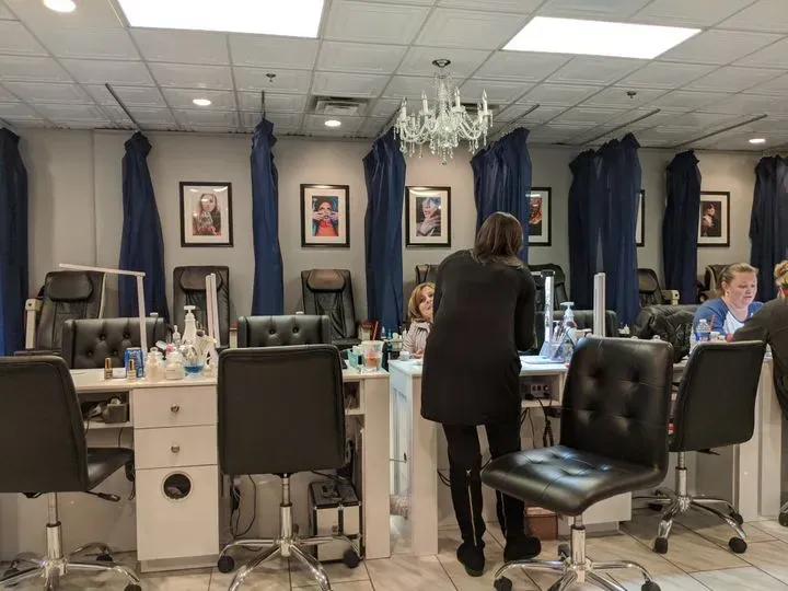 https://cdn.salonspotlight.com/photos/AzBcTymRe3sTN5XMHdZJ/f9fddf24-e2ef-4d4f-aaa4-395a72f19765_720x720