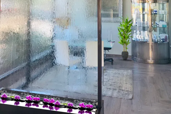 https://cdn.salonspotlight.com/photos/B0aihSTZr3NHNOli5Giz/006bf2be-06b2-496c-bd5b-1ca27cb05dbe_720x720