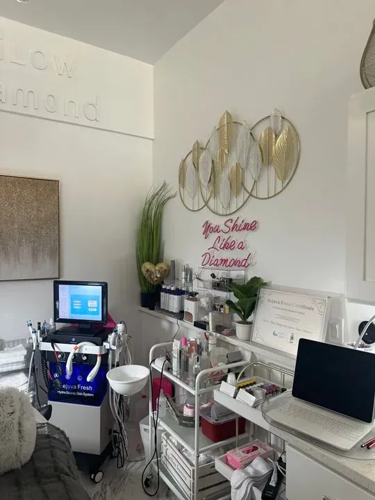 https://cdn.salonspotlight.com/photos/B0fs9WgWxtVUhvvK16v1/4e1587ac-117d-4bda-9d77-00ec5498222a_720x720