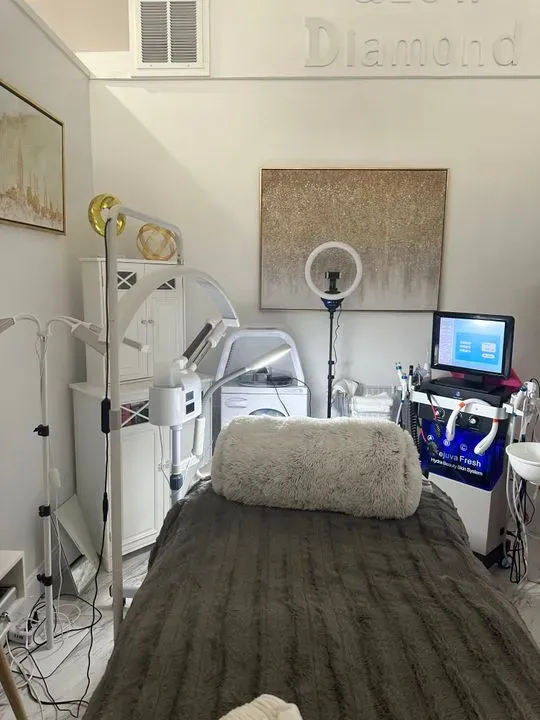 https://cdn.salonspotlight.com/photos/B0fs9WgWxtVUhvvK16v1/8063ca18-b0e1-46c7-8a3e-191f229c5cb1_720x720