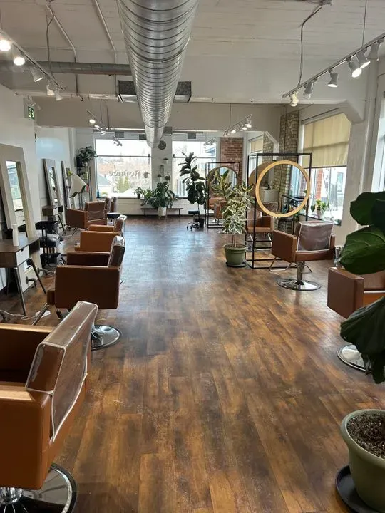 https://cdn.salonspotlight.com/photos/B0sbB1YRAVSG9UuGr5Ed/6a46740e-c2c5-43c7-8adc-4721fe798945_720x720